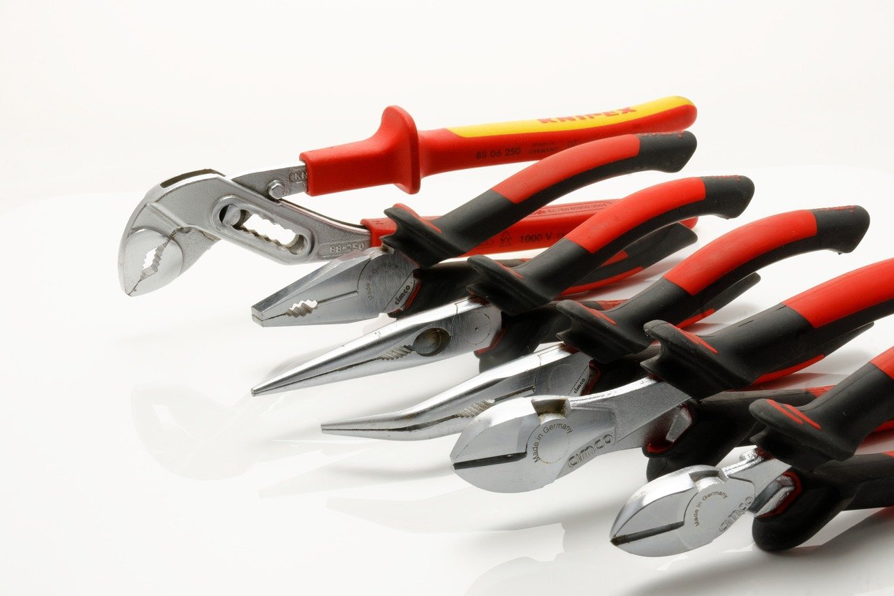 Read more about the article 10 Essential Home Improvement Tools for Every Homeowner